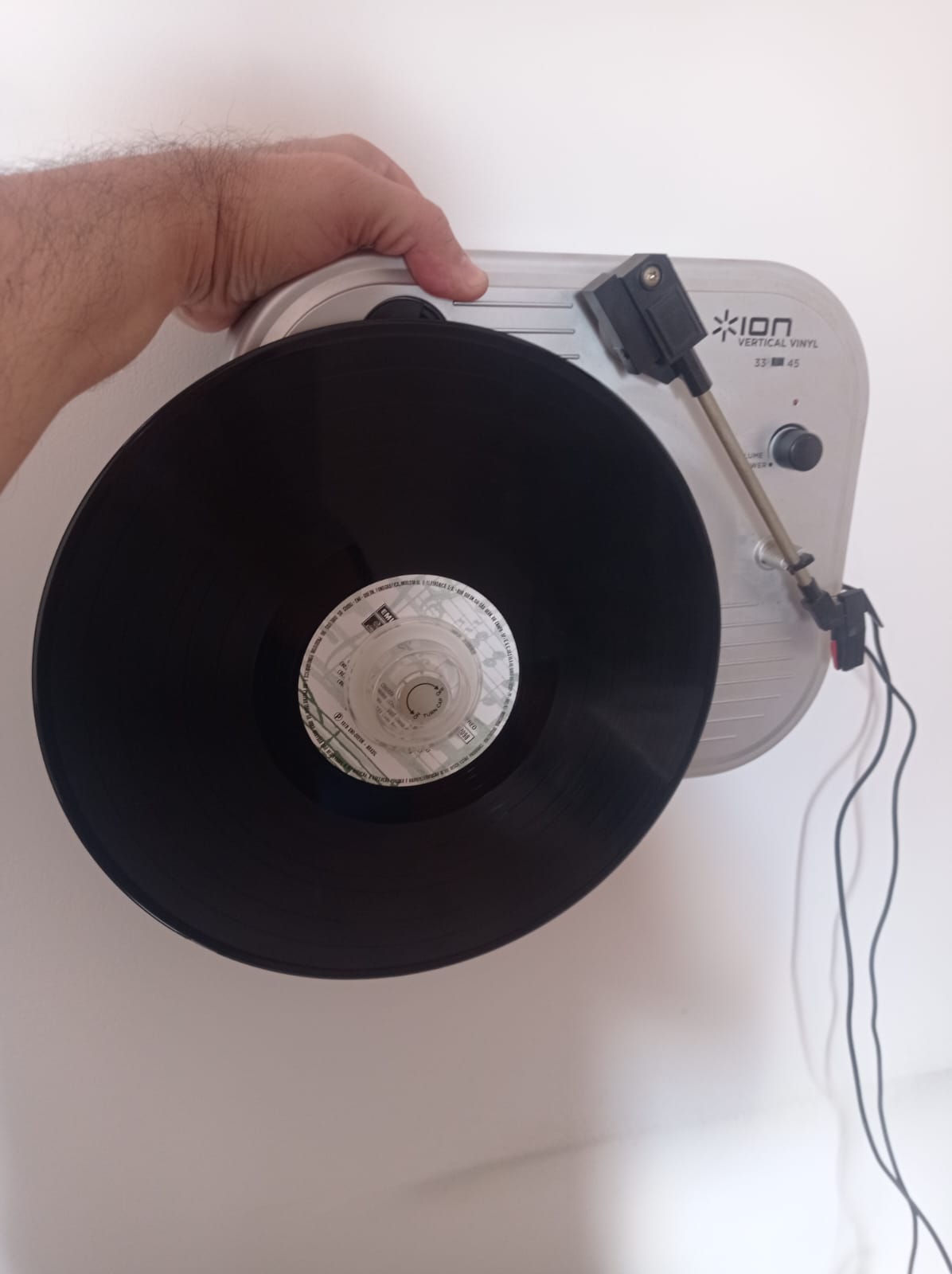 Toca discos ION vertical Vynil